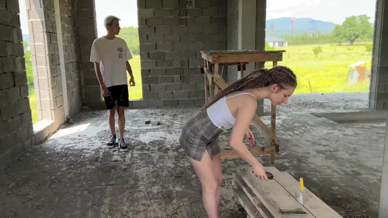 Mila Pie: Nena tetona es follada en una casa abandonada por enormes...