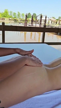 สาวผมแดงร้อนถูกกำมือเข้าไปในหี หลังนวดผ่อนคลาย