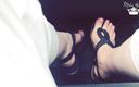 Goddess Misha Goldy: Škádlení nohama v mustang kabrioletu