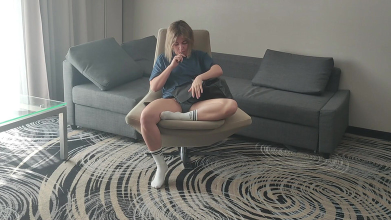 Laura Dee: Me masturbo cuando viene el servicio de habitaciones, él mira y...