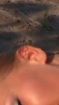 Junge lippenstift-lesben teilen sich dicken dildo auf sunny field