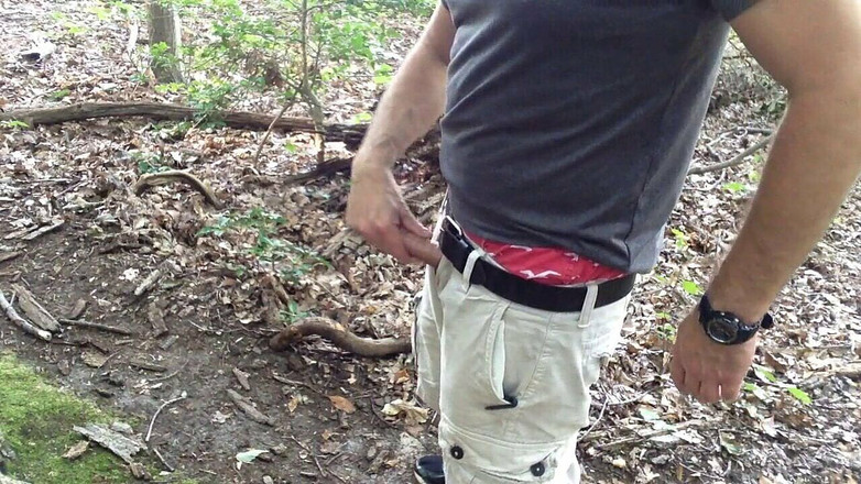 TJenner: Bersembunyi di balik pohon, aku ngocok kontolku di hutan