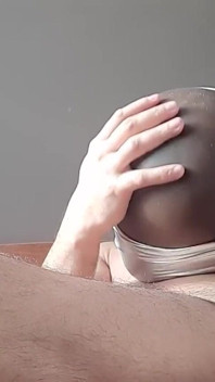 Culo in culo in pantaloncini lucidi creampie
