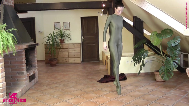 Watch4fetish: Balet v zelené kombinéze