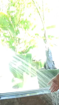 Dua lesbian panas dengan buah dada besar bermain antara satu sama lain di bilik air tetek