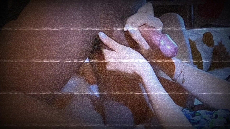 Ignoring Handjobs: Hete brunette met grote tieten speelt met haar borsten en...