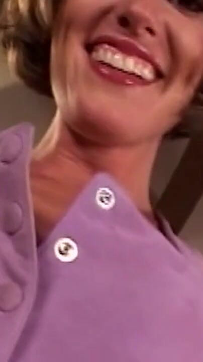 THAGSON MILFS: Blonde milf neemt diep in de keel en hete lading...