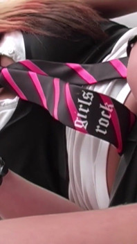 Blond tonåring Lee Logan suger av en 9 tum bbc