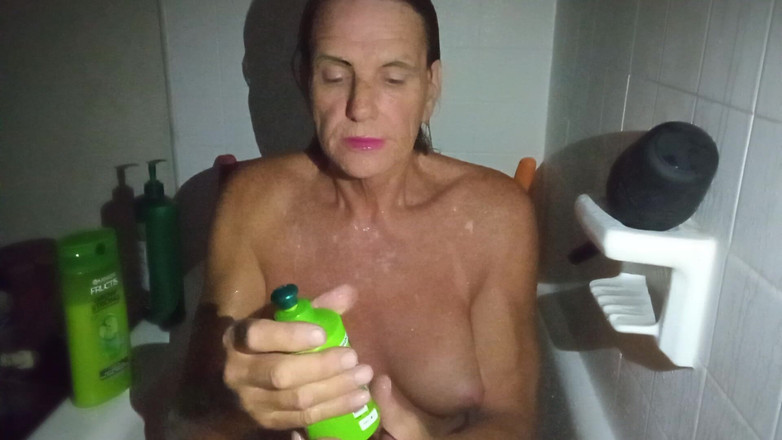 Lizzy Yum: Lizzy Yum Sd září 2025 Masturbace při koupání 1