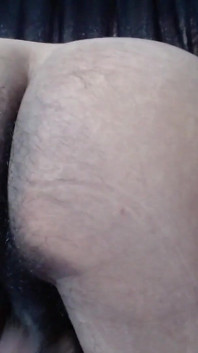 Pantat bahenol cowok latina dengan memek berbulu lagi asik goyangin pantat bahenolnya!