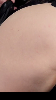Anal träning dubbel penetration med en jävla maskin och hans kuk i hennes röv och fitta