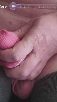Masturbarsi con calzini rosa
