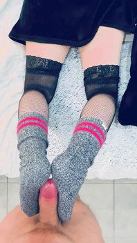 Een Onweerstaanbare Outfit: Sportieve Sokken En Visnetkousen