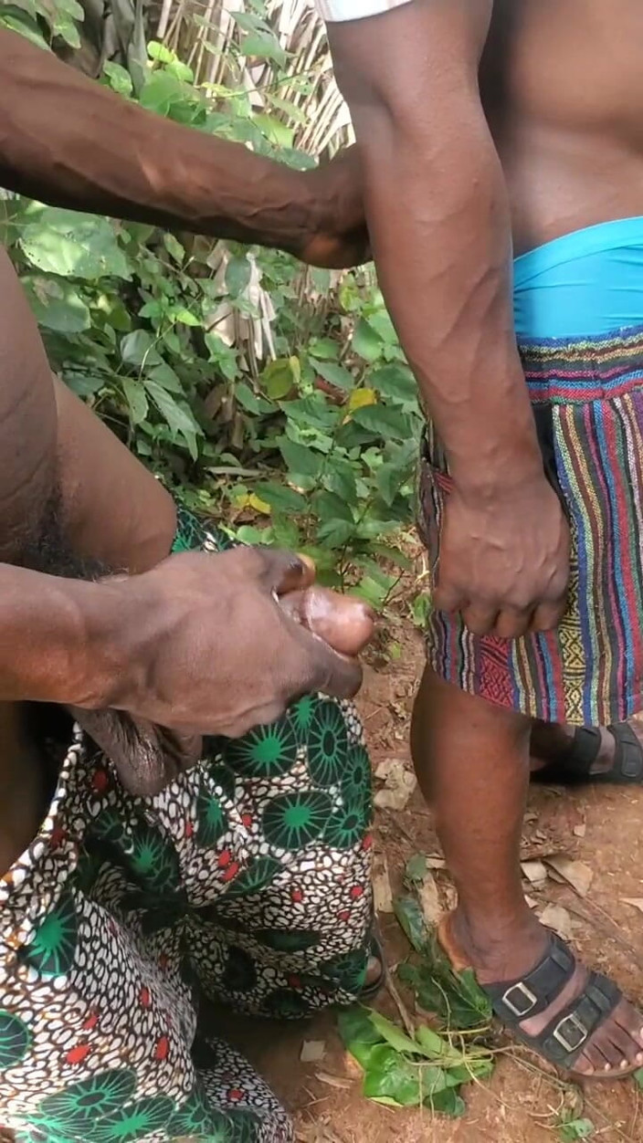 Ayo ass: Outdoor Sucking and Wanking