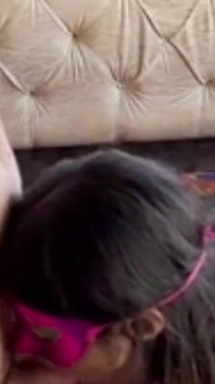Une petite amie mignonne se sent timide quand un mec lui touche les seins