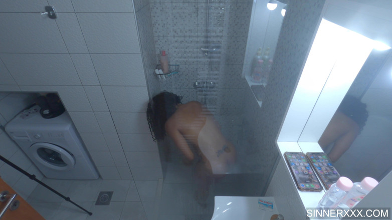 Sinners World: Темношкіра з великою дупою жорстко відтрахана в душі - Кікі Мінаж