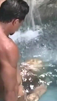 Bootylicious blonde tem uma foda apaixonada à beira da piscina e recebe rosto espirrado de porra