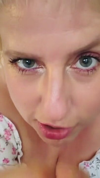 Instrukce k honění na gauči: Německá MILF přebírá kontrolu nad tvým penisem