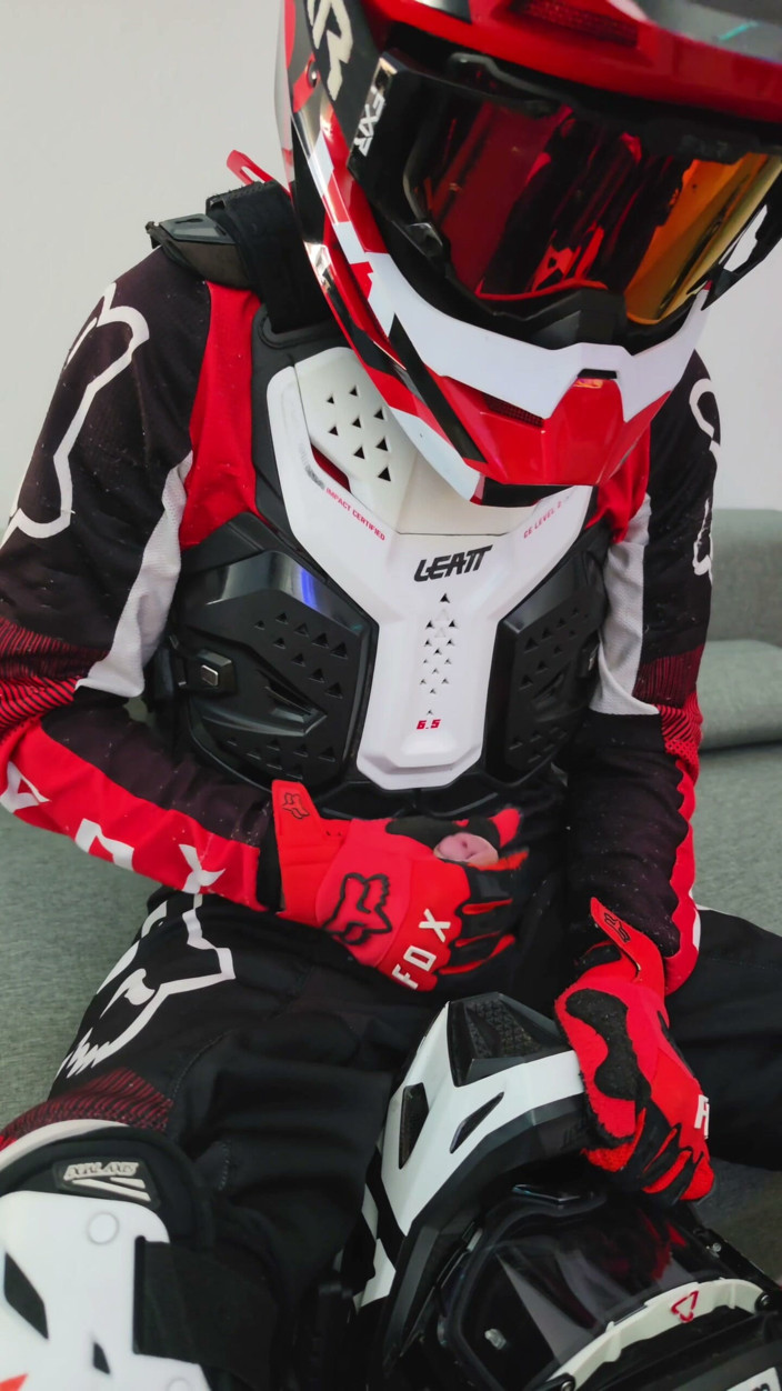 Sneakersmax98: Safada motociclista goza no capacete mx