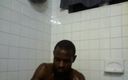 Masculine Master: Пухирчаста ванна з мускулистим хлопцем