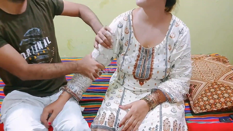 Pakistani CoupleX: Macecha šuká s dokonalým kulatým zadkem, hindský zvuk