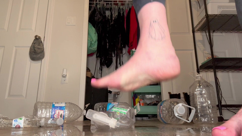 Peppermint Giantess: Schiacciamento con bottiglia d'acqua con piedi grandi di taglia 16