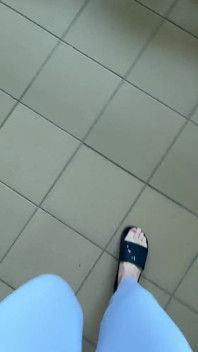 Pov: âm thanh của flip-flops khi đi bộ trong quần legging màu xám