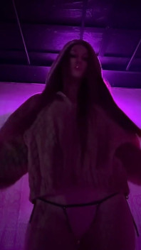 하나는 클럽에서 비키니와 재킷을 입은 담배