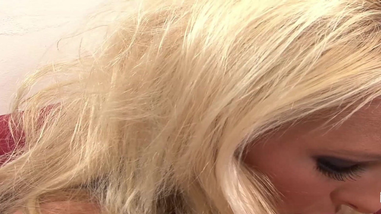 Inter-racial: Avós sensuais e gatas fofas fodem arbustos em foda interracial...