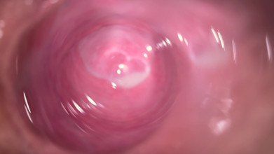 Caméra au fond du petit vagin crémeux de Mia