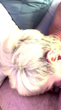 La gilf dai capelli bianchi di foxxxy succhia e cavalca forte pov