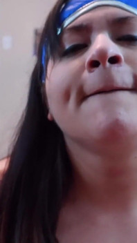 Kitana suger en saftig kuk