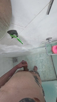 Mi masturba sotto la doccia