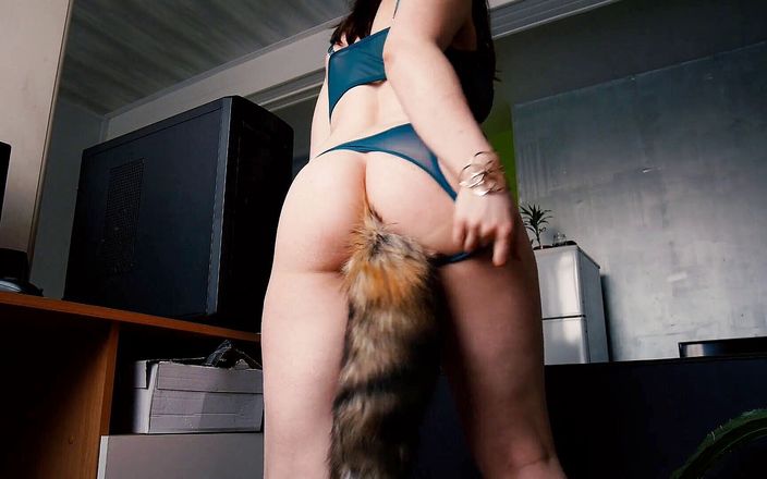 Madelaine Rousset: Foxtail वीर्य निकालना - the tamed fox लंड चुसाई