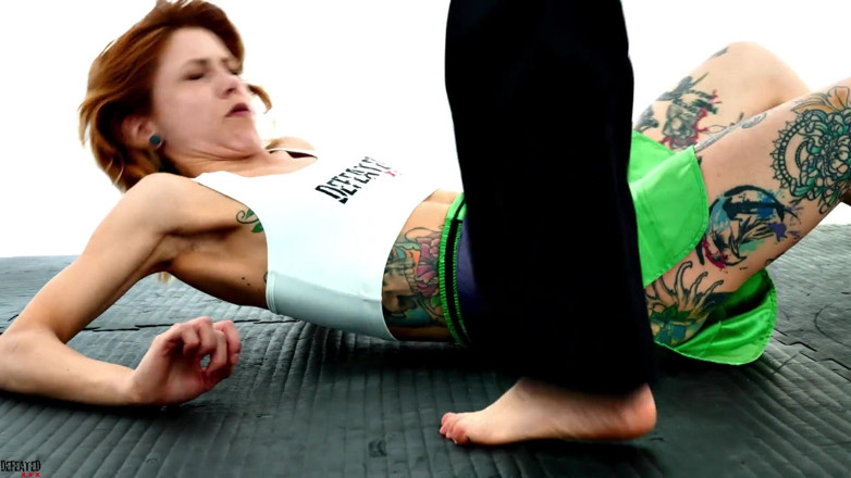 Defeated Sex Fight: Stella vs Meryl - v hardcore boji s foot fetišem