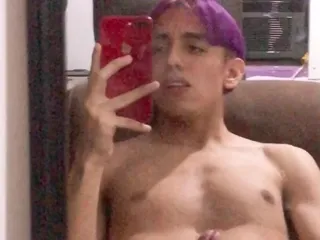 Ficando com tesão até eu te mostrar minha buceta e pau raspados