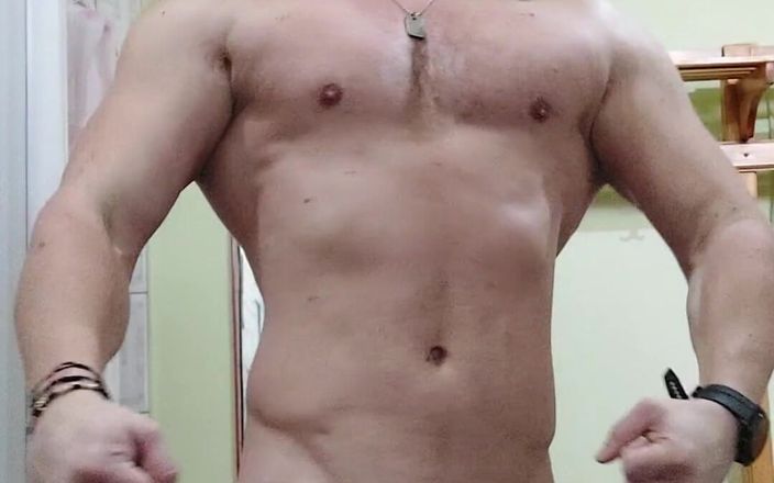 Michael Ragnar: Khoe cơ bắp khỏa thân trong phòng tập thể dục