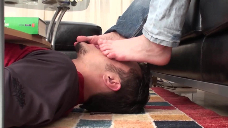 Foot Girls: Escrava lambe seus pés de baixo