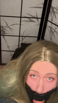 Zierliches blondes teen femboy lutscht schwanz