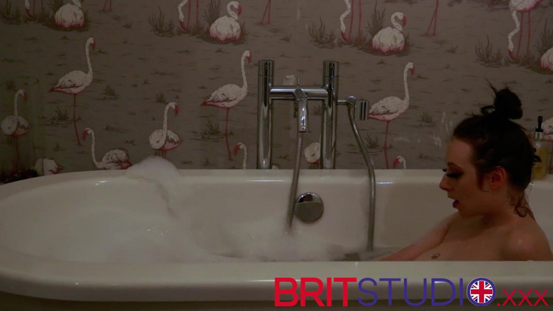 Brit Studio: Британская 18-летняя становится шаловливой в ванне