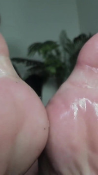 Sexy Oil Toes