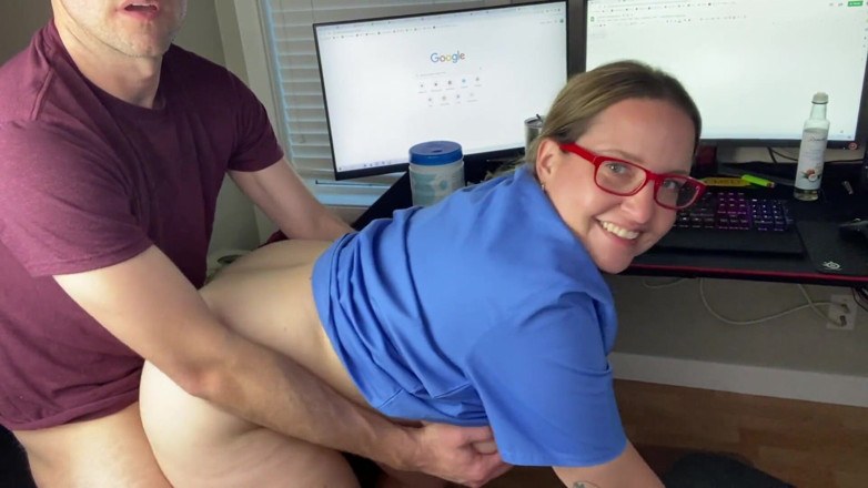 Avril Showers: Une MILF docteur reçoit un creampie par un patient pendant...