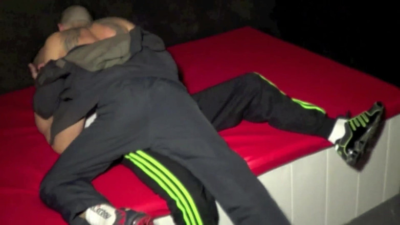 Sneaker gay: Азіатська повія скучила за кросівками свого друга