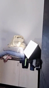 Femeie latino sexy încearcă și taie haine. Femeie latino sexy cu păroasă