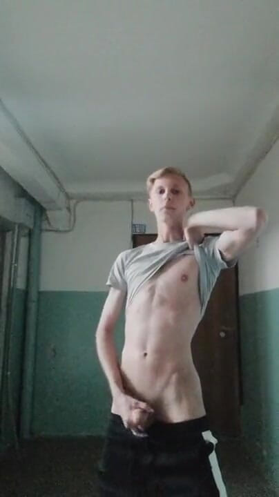 Dick Boys Studio: Decidiu se masturbar na entrada