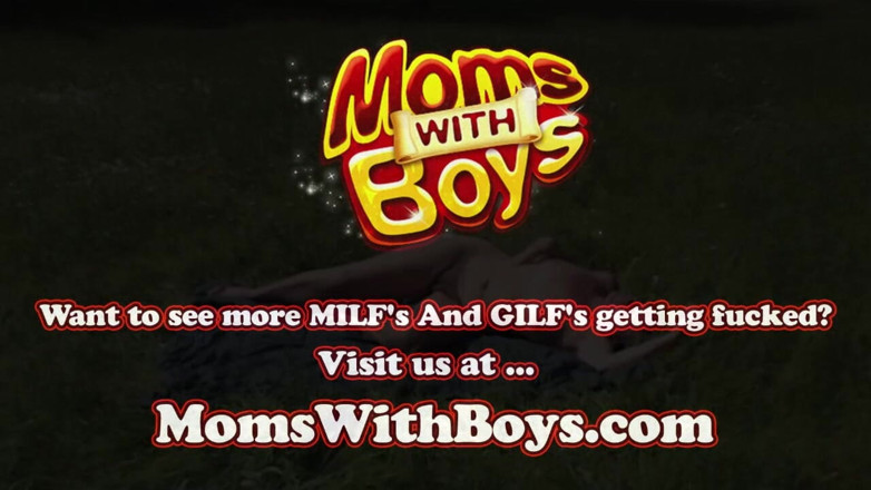 Moms With Boys: 熟女被一个饥渴的男孩干