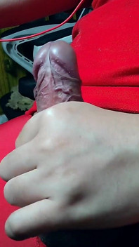 Questo giovane non si masturbava da molto tempo, e finalmente il suo pene stava espellendo molti spermatozoi