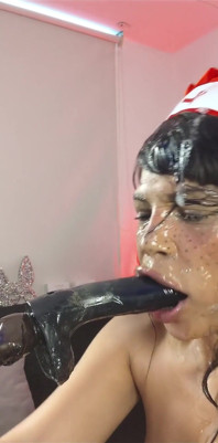 Bláznivá Ana nemilosrdně saje velké černé péro