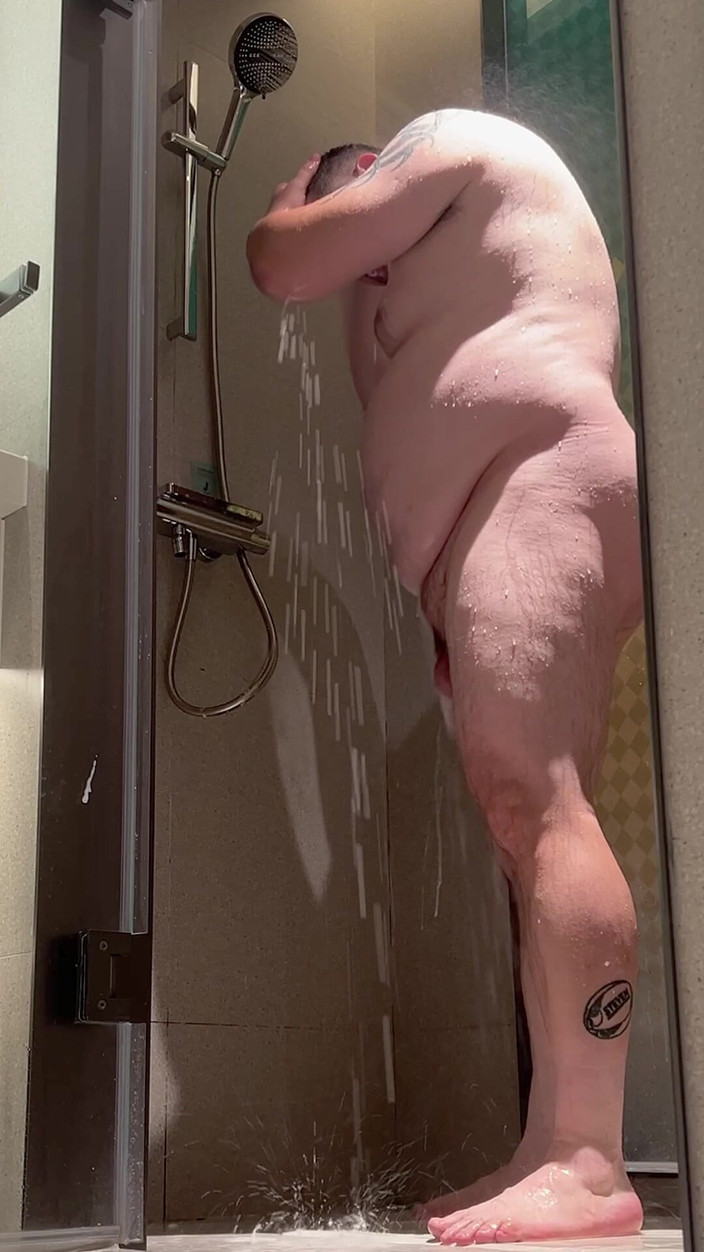 uktattooedchub74: Tombul adam duş alıyor