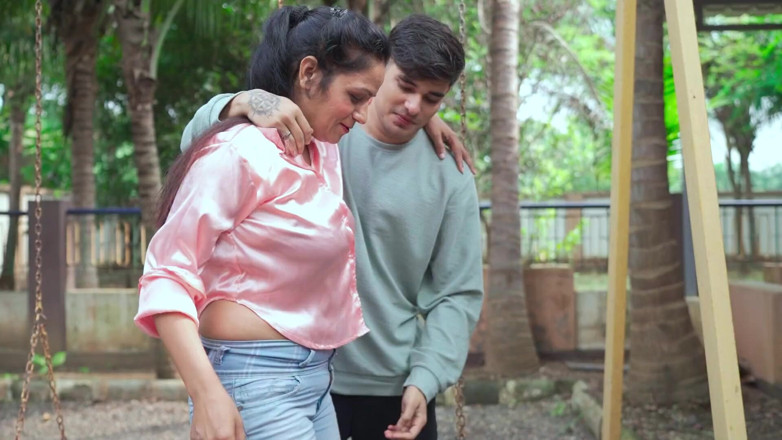 Desi Maal studios: Tía caliente llamó a su novio para el jardín y...